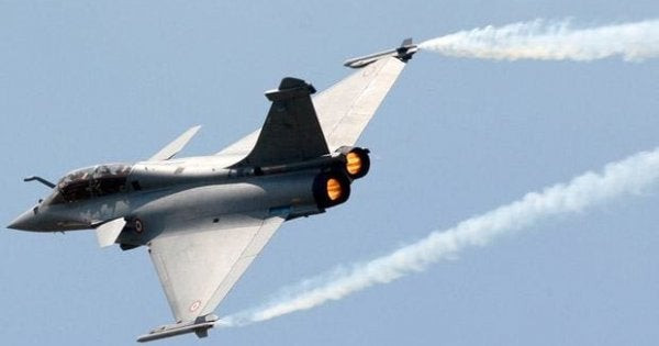 Le Bourget 2017: Ελιγμοί που κόβουν την ανάσα από αεροσκάφη και ελικόπτερα επιδείξεων